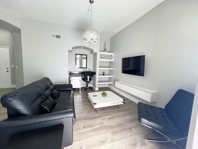 Building Photo - 7240 Westpointe Blvd Unit 1435 Rental