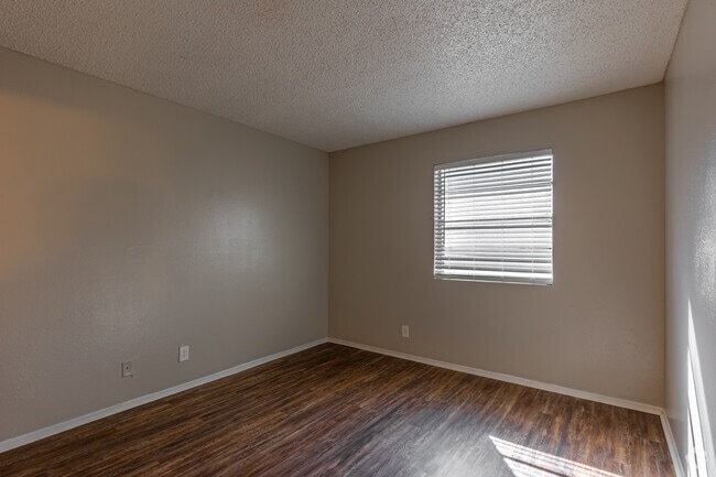 2BR, 1BA - 864SF - Primary Bedroom