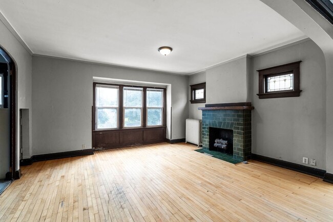 Building Photo - Maryland Upper steps to UWM