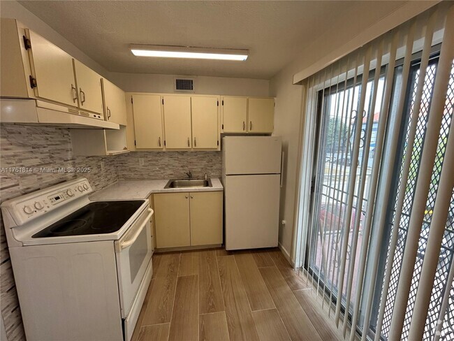 Building Photo - 1126 SW 3rd St Unit 3 Rental