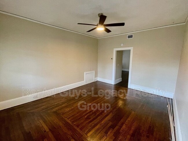 Photo - 2329 College St