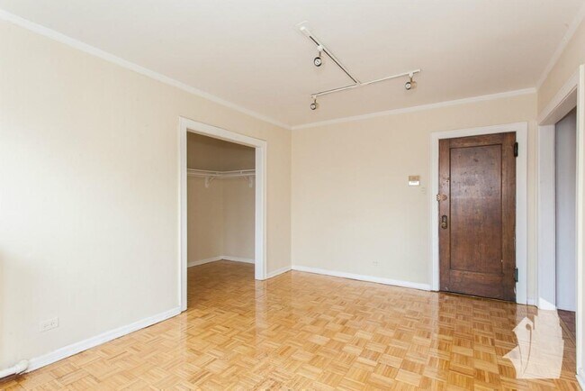 739 W Belmont Ave Unit 207