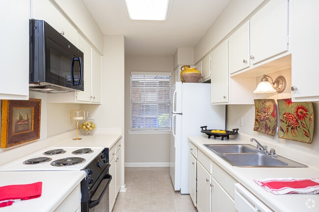 3 HAB, 2 BA - 1525 ft² - Wilshire Heights