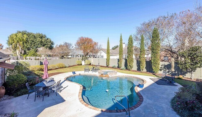 Patio trasero cercado con piscina. - 10557 Sweetbrook Ave