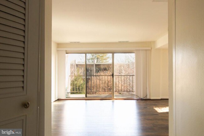 Photo - 37 Canterbury Square Unidad 302