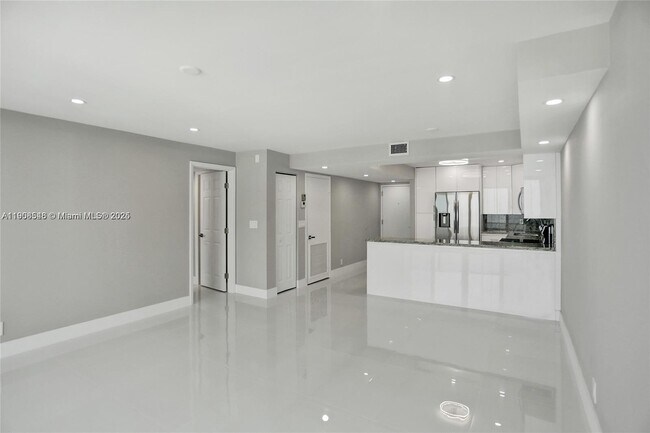 Photo - 2301 S Ocean Dr Unidad 2404