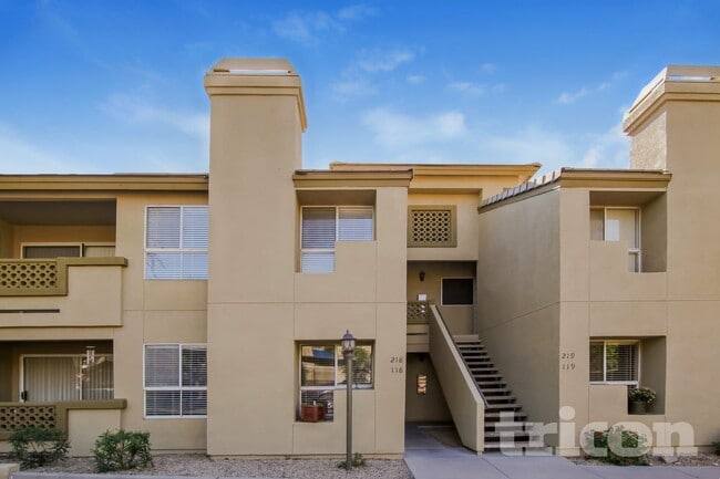 Building Photo - 1880 E Morten Ave