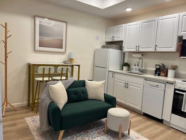 Photo - Furnished Rental in the Heart of Savannah~Available April 25th to May 23rd~