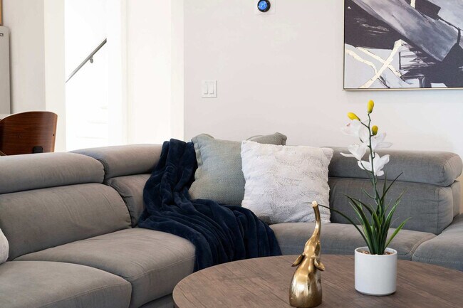 Photo - 2110 W Washington Blvd Unit ID1253892P