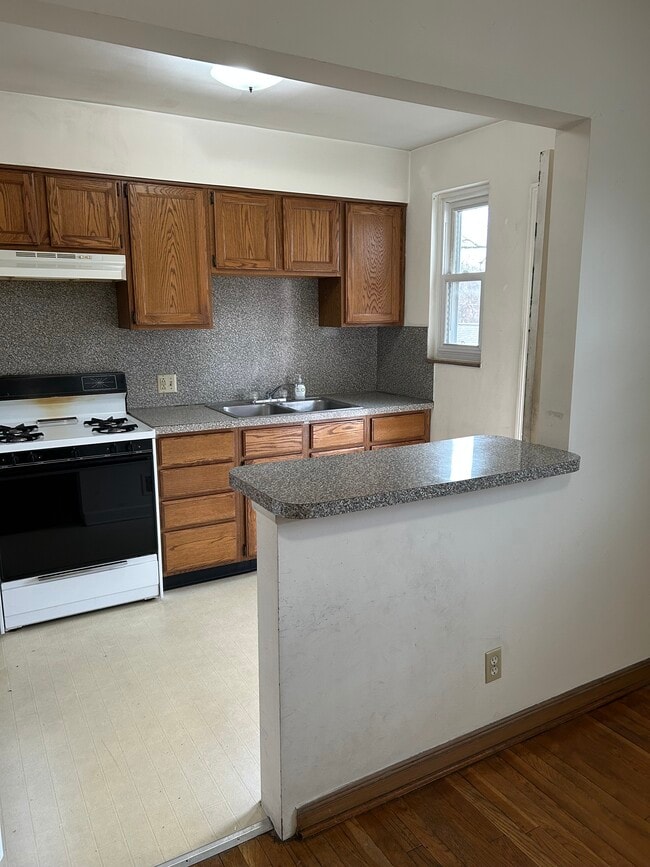 Building Photo - 2009 Elmwood Ave Unit C