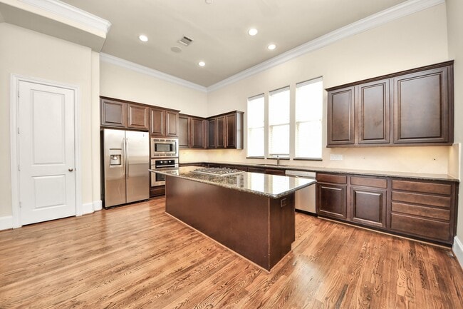 Photo - 210 E 28th St