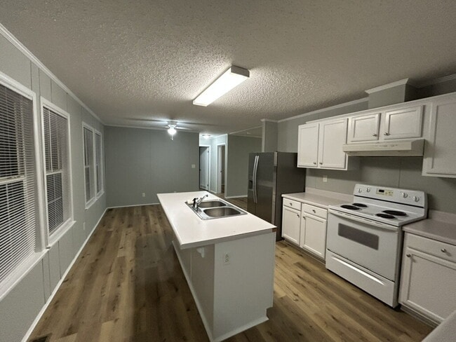 Building Photo - "Spacious 3-Bed, 2-Bath Home on Whiteaker Springs Rd, Cookeville!"
