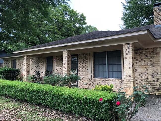 Building Photo - 309 Woodhaven Dr