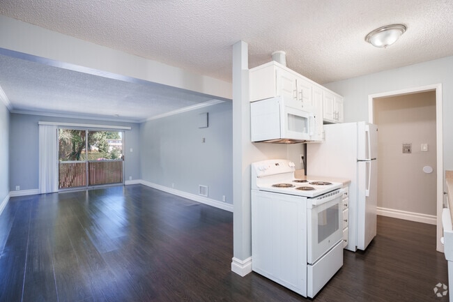 1BR, 1BA - 670SF Dark Floor - Kitchen