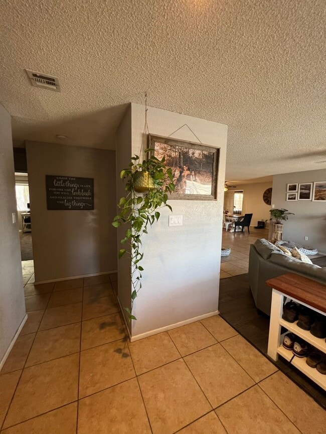 Photo - 4 BEDROOM HOME CLOSE TO SCHOOLS!