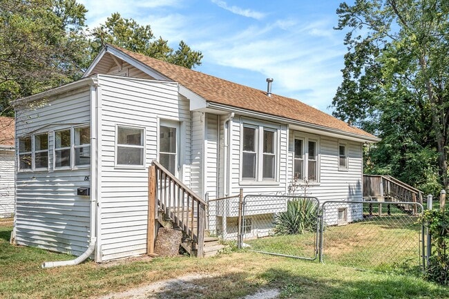 Photo - $1395 Eastwood 2-Bed/1-Bath Ranch, Basement, Large, Fenced yard - Ask about our no security depos...