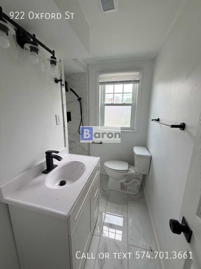 Photo - 922 Oxford St