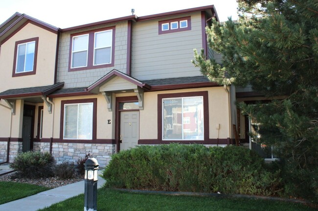 Building Photo - Spacious Fort Collins Townhouse Near Great...