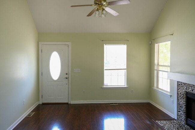 Photo - 3 Bedroom, 2 Bath house with fenced yard!