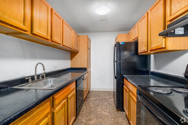 B2 1BR, 1BA - 740SF - Kitchen
