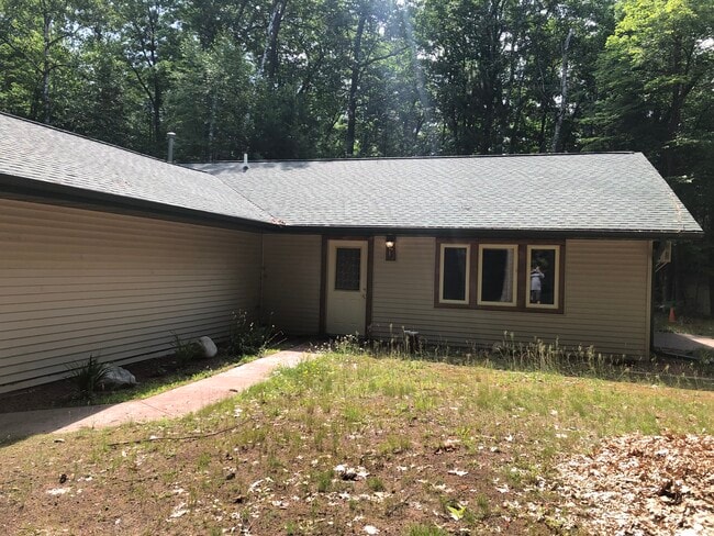 Photo - 637 Spruce Holw