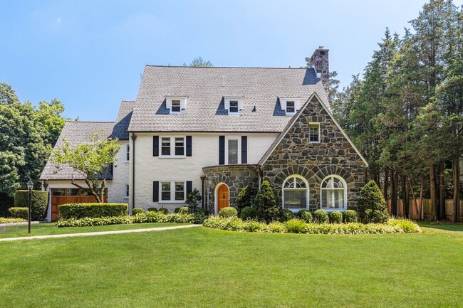 Photo - 30 Park Dr N