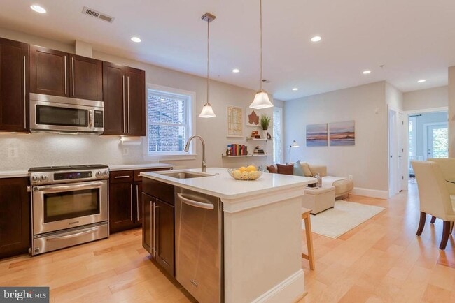 Building Photo - 3937 Davis Pl NW Unit 3
