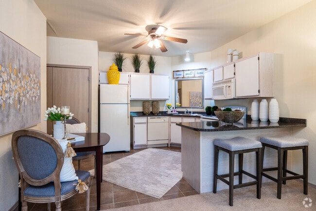 2BR, 2BA - 1,093SF - Kitchen/ining Room