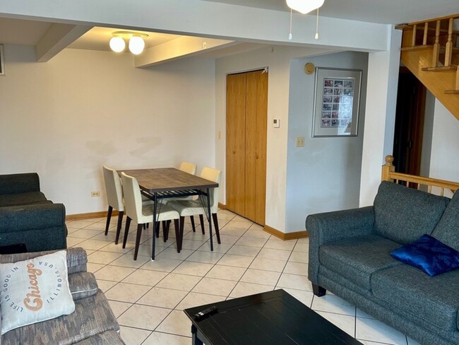 Photo - 915 E Oakton St