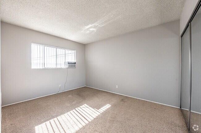 2BR, 1BA - 850SF - Bedroom