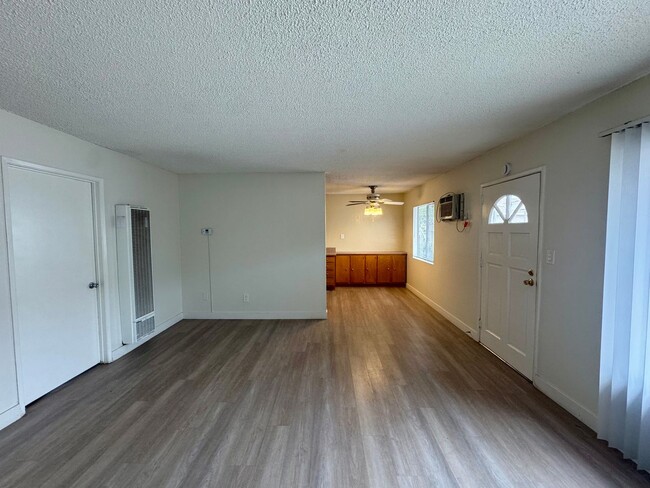 Building Photo - Beautifully Renovated 2 Bed / 1 Bath Apartment for Rent in Los Alamitos! Unit 3955 Howard Ave
