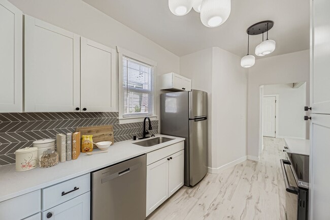 Building Photo - Breathtaking Renovation! Oversized 2 Bed 1... Rental