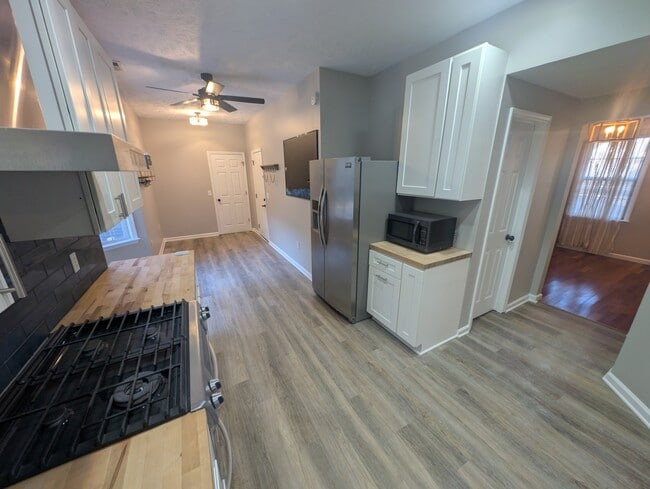 Photo - 717 Windsor Dr SE