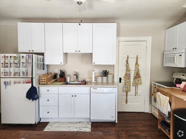 Building Photo - 454 W Wisconsin Ave Unit 3 Rental