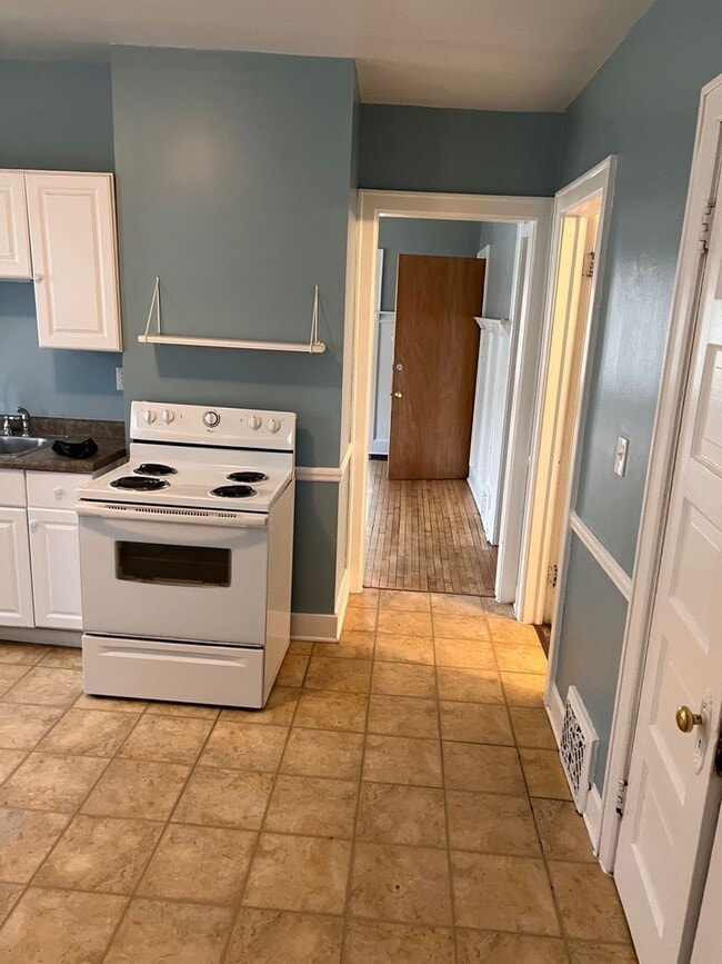 Photo - Large Spacious 4 Bedroom UPPER with Large Living Room and Dining Area!! Unit 2214 Upper