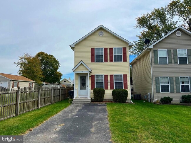 Building Photo - Enjoy easy living in this well kept 3 bedroom, 1.5 bath home.