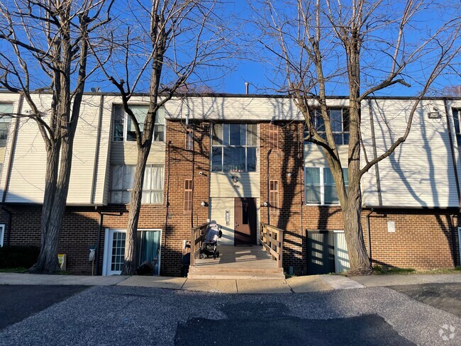 Building Photo - 2201 Strahle St Rental
