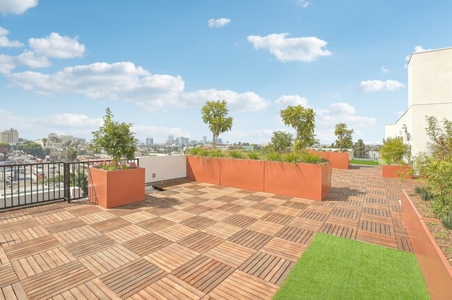 Building Photo - 224 N Alvarado St Rental