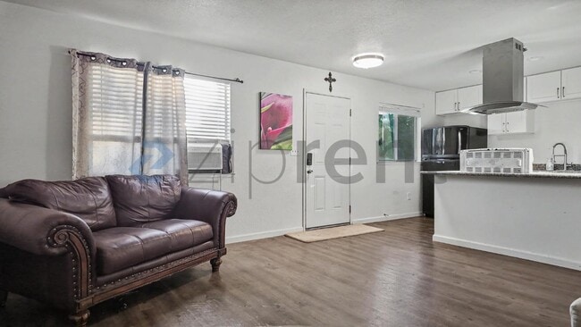 Building Photo - Unit D