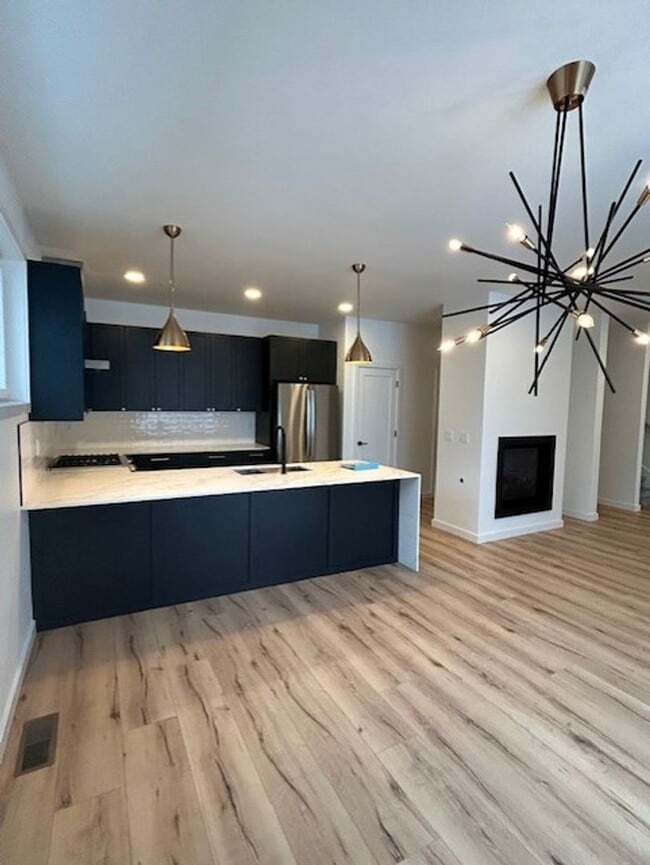 Modern Scandinavian Home with Abundant Nat... - Modern Scandinavian Home with Abundant Nat...