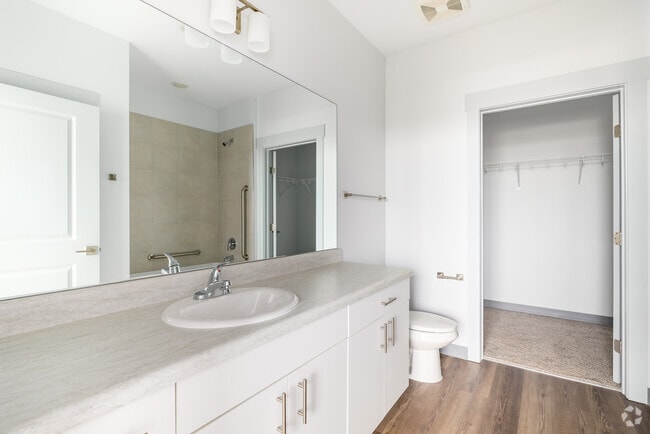 2BR, 2BA - 850SF - Bathroom