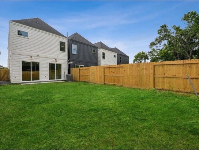 Photo - 7418 Maxroy St