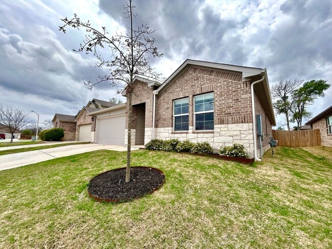 Photo - Beautiful 4/BR 2/BA Contemporary Home with Patio, Garage & Laundry Room