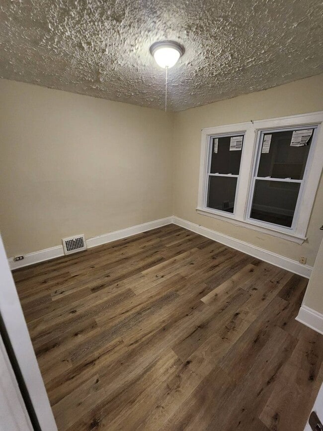 Photo - 3658 E 143rd St Unidad 2