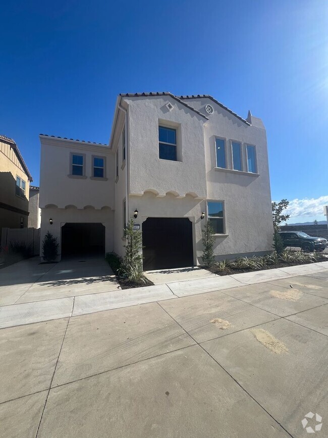 Building Photo - Camarillo - Brand New 4 bedroom, 3.5 home in