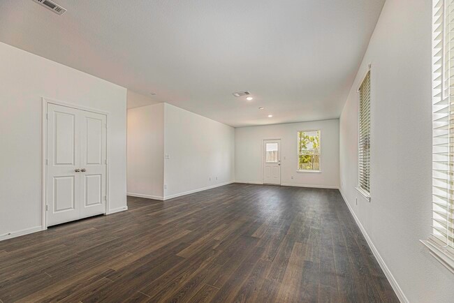 Photo - 240 Seven Pnes Dr