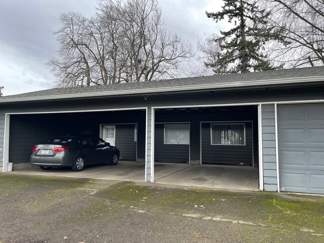 Photo - 1982 Broadway St NE