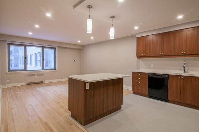 Building Photo - 3468 Rue Drummond Unit 202