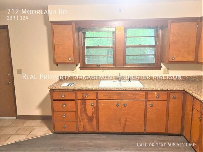 Photo - 712 Moorland Rd