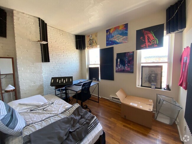 Building Photo - Fantastic 2 Bed Right Off The E Line! Rental